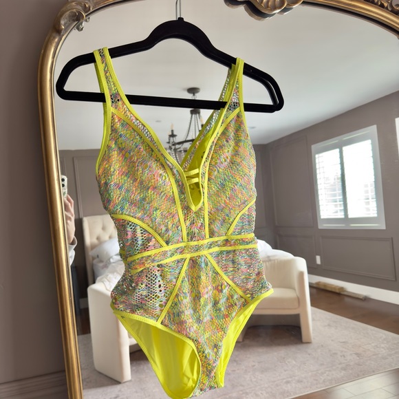 Becca color play swimsuit - Picture 3 of 5